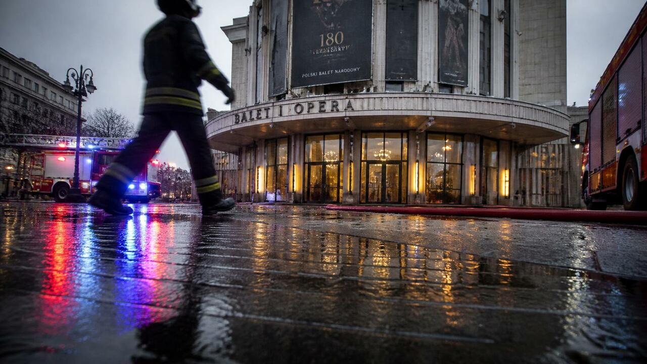 Красноярская филармония «горела»: учения МЧС с сотней спасателей Пожарно-тактические учения МЧС у Большого конце...