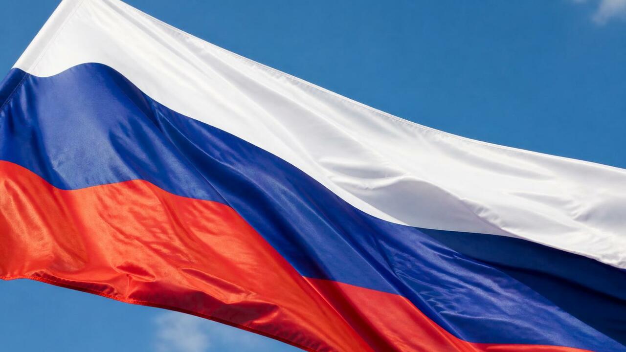 Парашютисты развернут гигантский флаг России на...