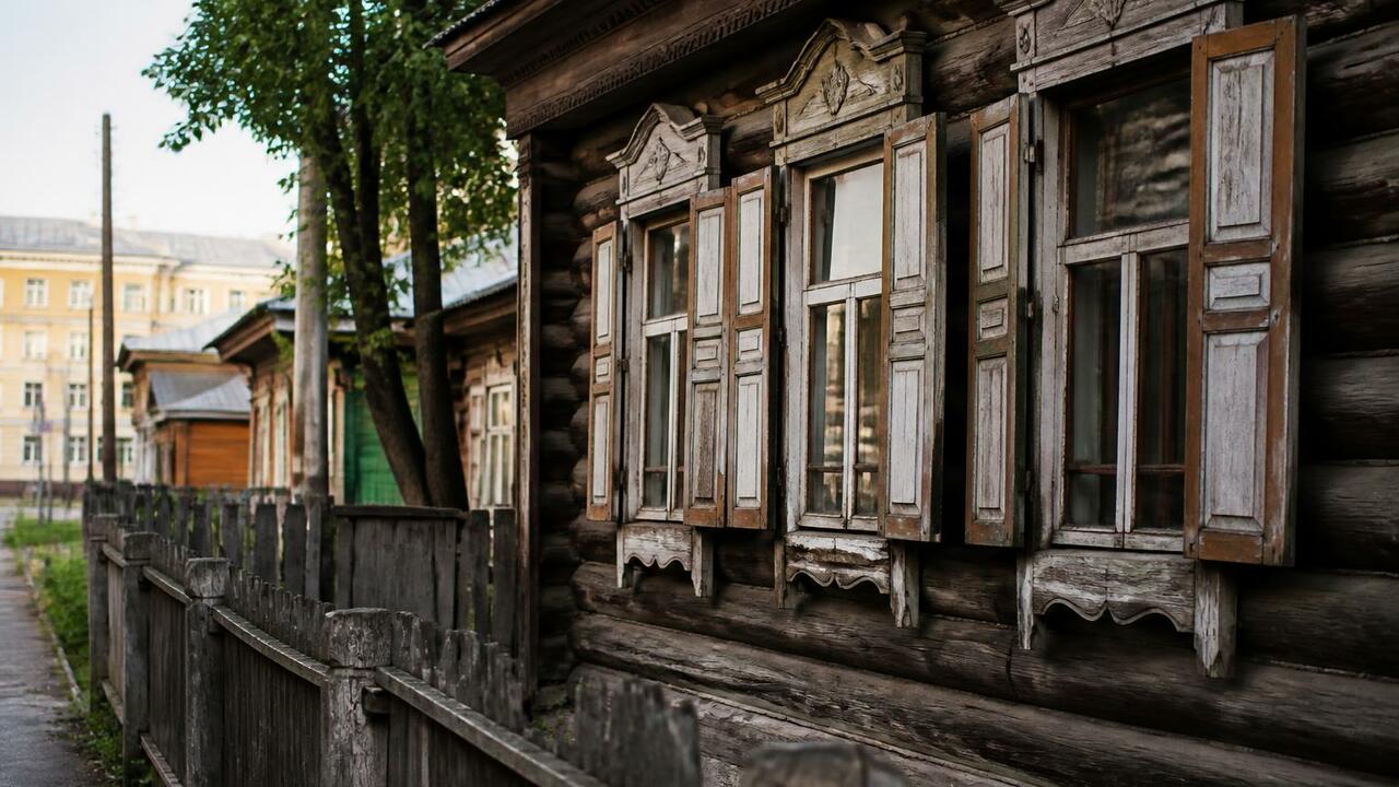 Старинный бревенчатый дом в Минусинске выставле...